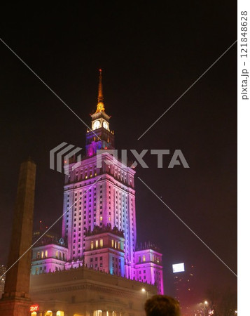 ライトアップされたポーランド・ワルシャワのシンボル「文化科学宮殿」 121848628