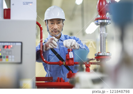 ビルのスプリンクラー設備の点検をする作業員　ビルメンテナンススタッフ　イメージ　 121848798