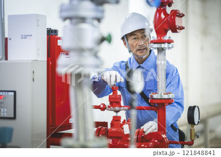 ビルのスプリンクラー設備の点検をする作業員　ビルメンテナンススタッフ　イメージ　 121848841