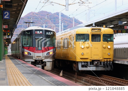 【JR西日本】227系0番台と113系（山陽線：三原駅） 121848885