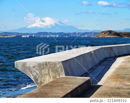 富士山と第一海堡(千葉県富津市) 富士山と第一海堡(千葉県富津市) 121849152