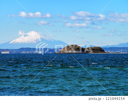 富士山と第一海堡(千葉県富津市) 121849154