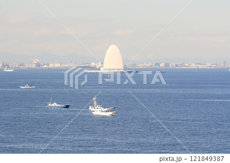 多くの船が航行する東京湾に浮かぶアクアラインの換気塔、風の塔と背景に見える川崎浮島と羽田空港 多くの船が航行する東京湾に浮かぶアクアラインの換気塔、風の塔と背景に見える川崎浮島と羽田空港 121849387