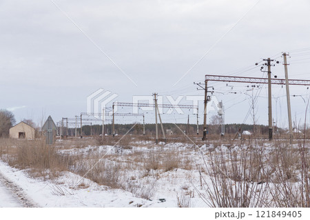 【ウクライナ】東部ドンバス地方の積雪の平原と鉄道路線 121849405