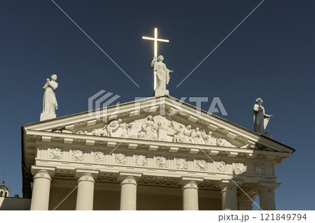 VILNIUS, LITHUANIA - May 23, 2022: Cathedral Basilica sculptures. VILNIUS, LITHUANIA - May 23, 2022: Cathedral Basilica of St Stanislaus and St Ladislaus on the Cathedral Square against the blue sky 121849794