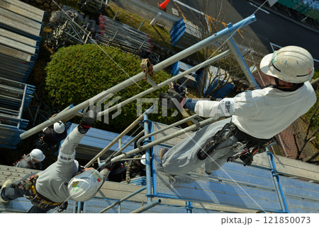 マンション大規模修繕 足場解体現場の作業風景 マンション大規模修繕 足場解体現場の作業風景 121850073