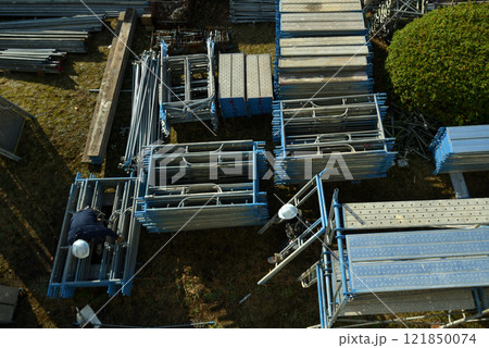 マンション大規模修繕　足場解体現場の作業風景 121850074
