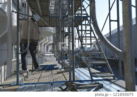 マンション大規模修繕 足場解体現場の作業風景 マンション大規模修繕 足場解体現場の作業風景 121850075