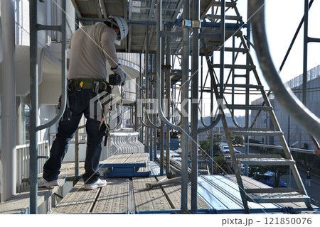 マンション大規模修繕 足場解体現場の作業風景 マンション大規模修繕 足場解体現場の作業風景 121850076