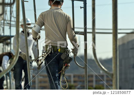 マンション大規模修繕　足場解体現場の作業風景 121850077