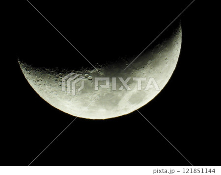 夜空に浮かぶ月 121851144