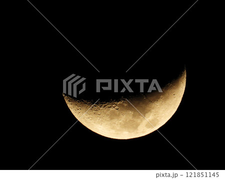 夜空に浮かぶ月 121851145