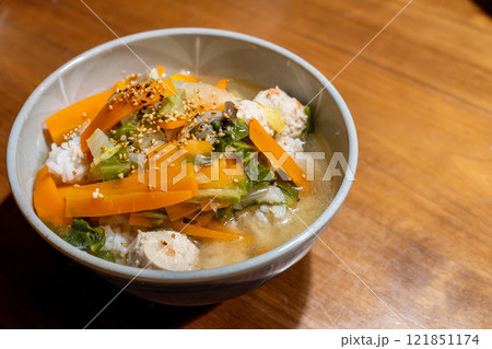 野菜たっぷり肉団子雑炊 野菜たっぷり肉団子雑炊 121851174