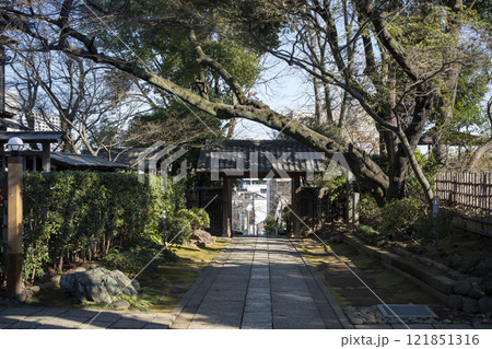 東京北区赤羽の静勝寺の境内 121851316
