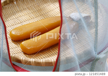 カラスミの作り方、風通しの良い場所で天日干し 121851489