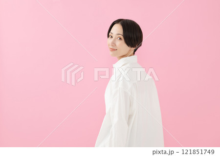 笑顔で振り向く女性 121851749