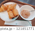 クロワッサンとチョコデニッシュとチョコアイスクリーム 121851771