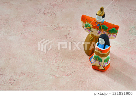 ピンク背景のひな人形(向かって左が男雛、右に女雛)コピースペース有り ピンク背景のひな人形(向かって左が男雛、右に女雛)コピースペース有り 121851900