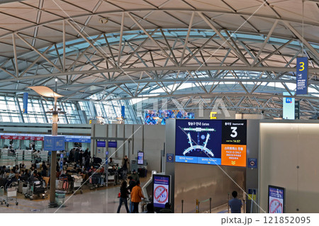 空港の保安検査ゲート前 空港の保安検査ゲート前 121852095