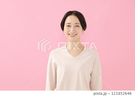 笑顔のミドル女性 121852646
