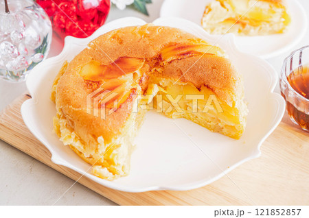 炊飯器で作ったアップルケーキ 121852857