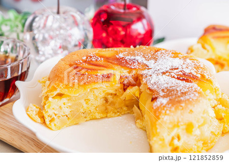 炊飯器で作ったアップルケーキ 炊飯器で作ったアップルケーキ 121852859