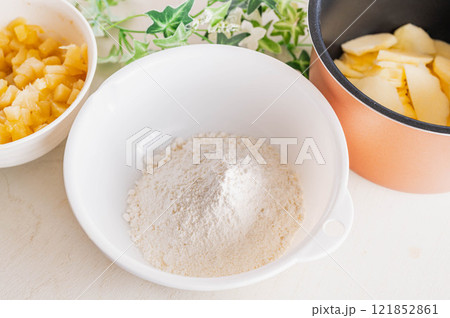 炊飯器で作るりんごケーキ作り 121852861