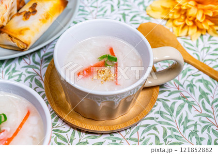 白い中華スープ 121852882