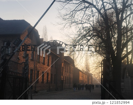 アウシュビッツ強制収容所の門（ポーランド） 121852994