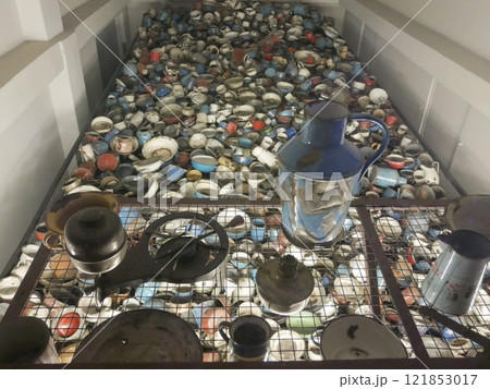 アウシュビッツ強制収容所の5号棟に集められた鍋(ポーランド) アウシュビッツ強制収容所の5号棟に集められた鍋(ポーランド) 121853017