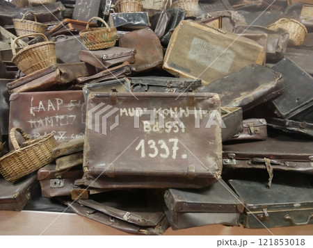 アウシュビッツ強制収容所の5号棟に集められたカバン(ポーランド) アウシュビッツ強制収容所の5号棟に集められたカバン(ポーランド) 121853018