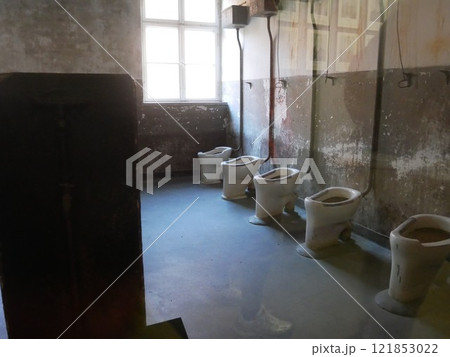 アウシュビッツ強制収容所の7号棟のトイレ(ポーランド) アウシュビッツ強制収容所の7号棟のトイレ(ポーランド) 121853022