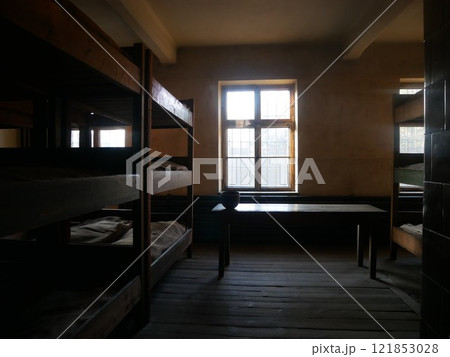アウシュビッツ強制収容所の11号棟の寝室（ポーランド） 121853028
