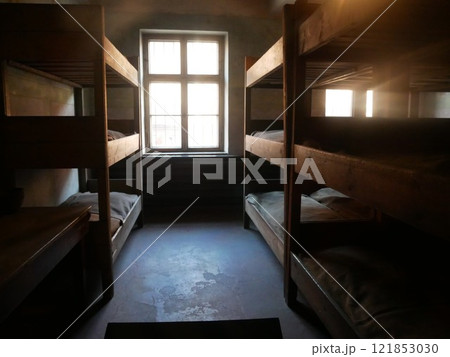 アウシュビッツ強制収容所の11号棟の寝室（ポーランド） 121853030