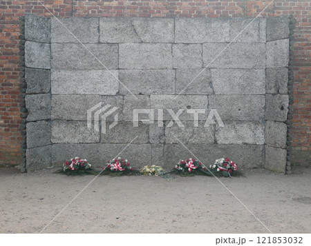 アウシュビッツ強制収容所の死の壁（ポーランド） 121853032