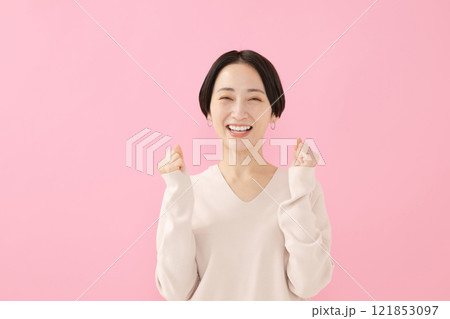 ガッツポーズする女性 121853097