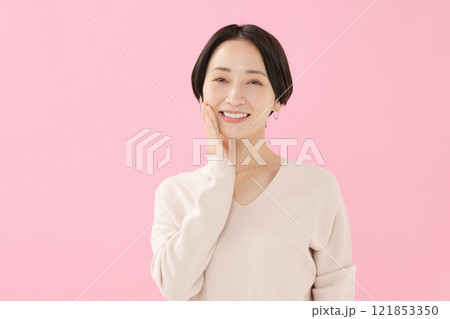 笑顔の女性 笑顔の女性 121853350