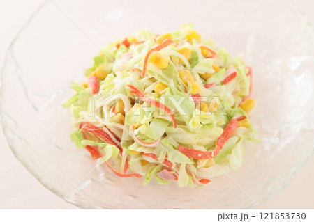 食べたら止まらない！かにかまサラダ(マヨネーズ和え) 121853730