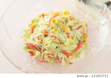 食べたら止まらない！かにかまサラダ(マヨネーズ和え) 121853731