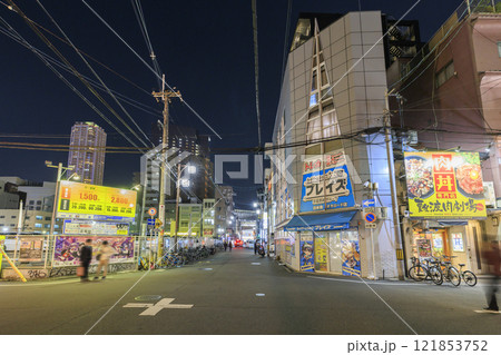 大阪日本橋のオタロードの夜景 (大阪府大阪市浪速区) 121853752