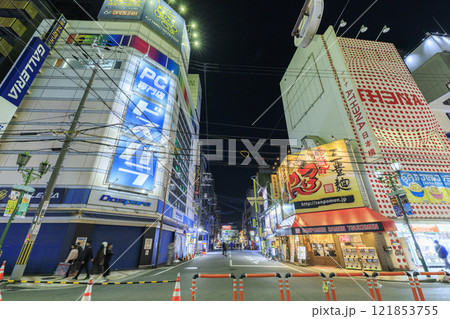 大阪日本橋のオタロードの夜景 (大阪府大阪市浪速区) 大阪日本橋のオタロードの夜景 (大阪府大阪市浪速区) 121853755