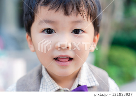 おしゃれな服を着た小さな男の子 121853927