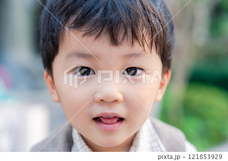 おしゃれな服を着た小さな男の子 121853929