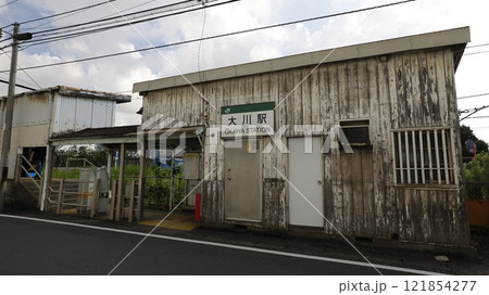 JR鶴見線の大川駅駅舎 121854277