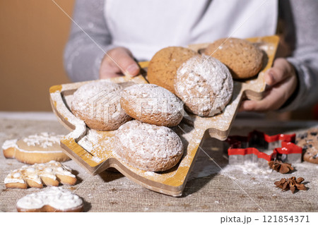 Freshly baked gingerbread cookies served on a decorative tray with festive details. 121854371