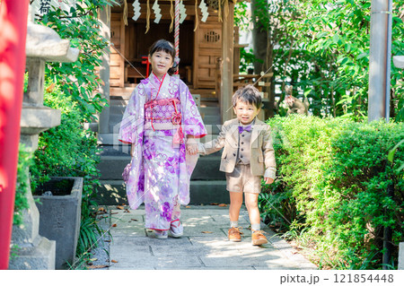 弟と一緒に七五三の参拝をする5歳のお姉さん 121854448
