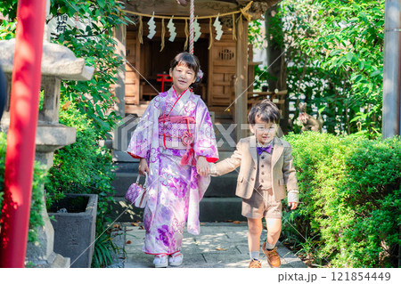 弟と一緒に七五三の参拝をする5歳のお姉さん 121854449