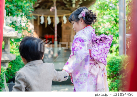 弟と一緒に七五三の参拝をする5歳のお姉さん 121854450