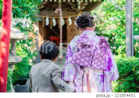 弟と一緒に七五三の参拝をする5歳のお姉さん 121854451
