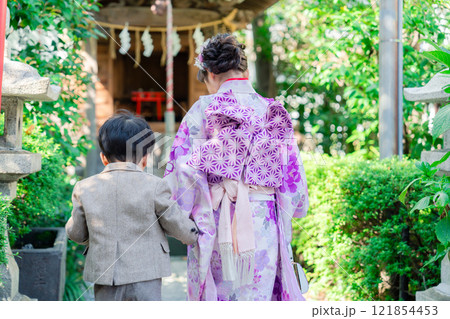 弟と一緒に七五三の参拝をする5歳のお姉さん 121854453